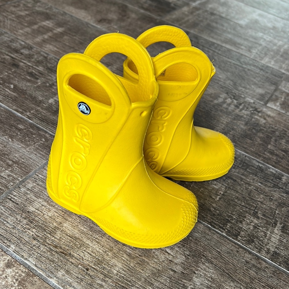 Size 7 kids crocs boots